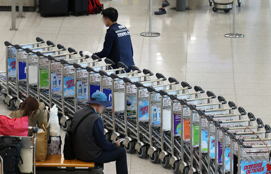 "공항 카트·여행용 캐리어에 아기 태우지 마세요"…골절·뇌진탕 위험