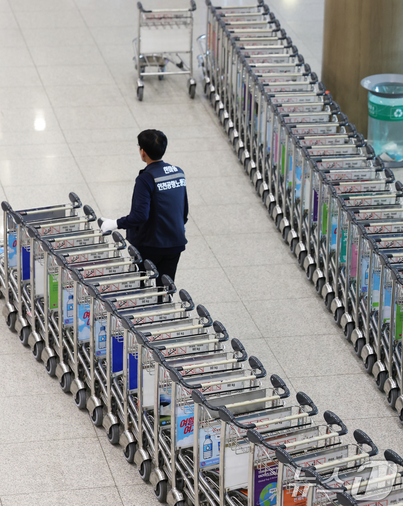 (인천공항=뉴스1) 오대일 기자 = 열흘 간의 파업을 마치고 업무 현장에 복귀한 인천국제공항 노동자가 12일 인천국제공항 1터미널 입국장에서 카트를 정리하고 있다.근로조건 개선을 …