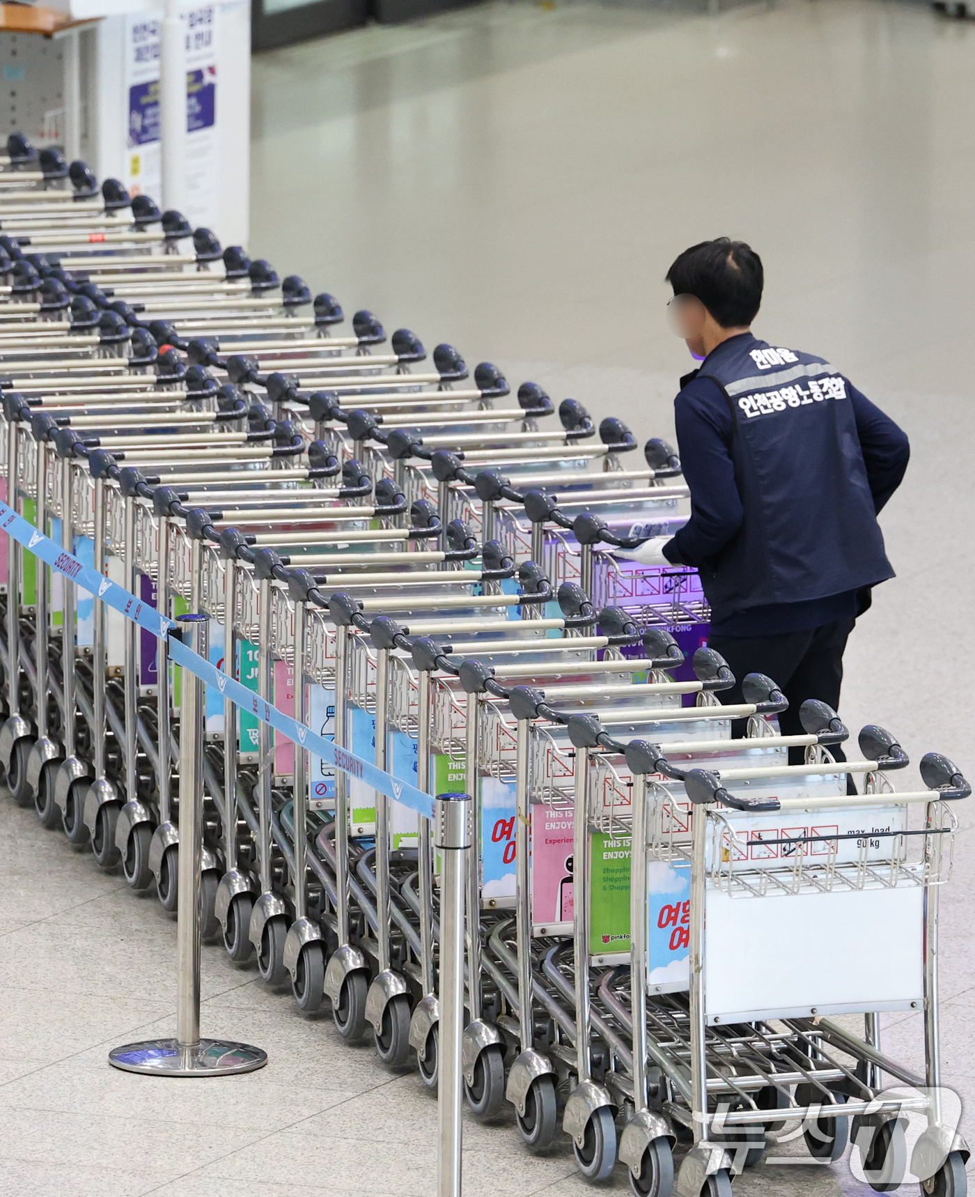 (인천공항=뉴스1) 오대일 기자 = 열흘 간의 파업을 마치고 업무 현장에 복귀한 인천국제공항 노동자가 12일 인천국제공항 1터미널 입국장에서 카트를 정리하고 있다.근로조건 개선을 …