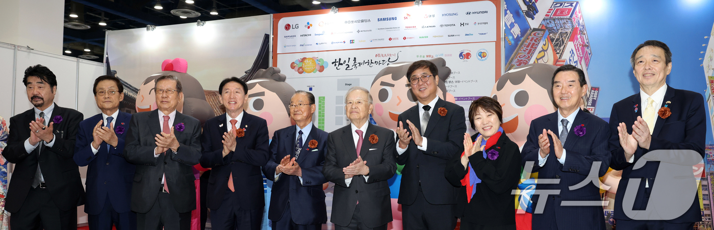 (서울=뉴스1) = 최휘영 문화체육관광부 장관이 12일 서울 강남구 코엑스에서 열린 한일축제한마당 2025 in Seoul 행사에 참석해 손경식 한일축제한마당 서울행사 실행위원장을 …