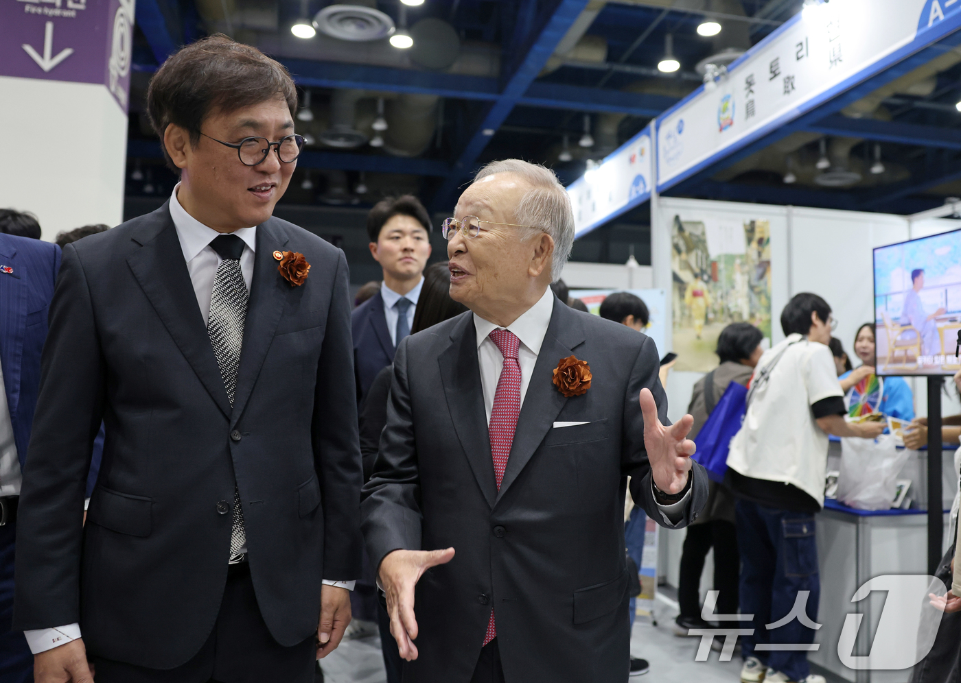 (서울=뉴스1) = 최휘영 문화체육관광부 장관이 12일 서울 강남구 코엑스에서 열린 한일축제한마당 2025 in Seoul 행사에 참석해 손경식 한일축제한마당 서울행사 실행위원장과 …