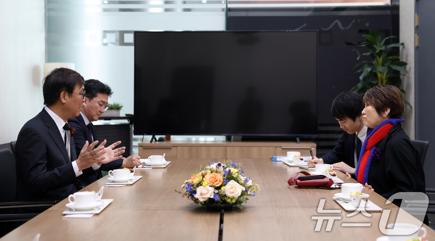 (서울=뉴스1) = 최휘영 문화체육관광부 장관이 12일 서울 강남구 코엑스에서 열린 한일축제한마당 2025 in Seoul 행사에 앞서 아베 토시코 일본 문부과학대신을 만나 이야기 …