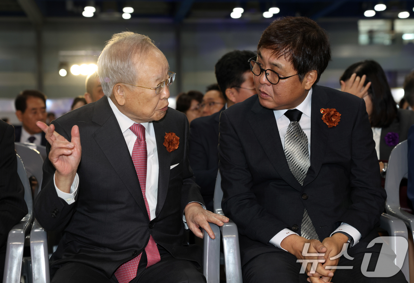 (서울=뉴스1) = 최휘영 문화체육관광부 장관이 12일 서울 강남구 코엑스에서 열린 한일축제한마당 2025 in Seoul 행사에 참석해 손경식 한일축제한마당 서울행사 실행위원장과 …