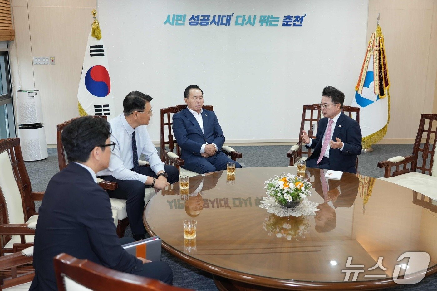 본문 이미지 - 강연술 춘천시민버스 대표 만난 육동한 춘천시장.(춘천시 제공, 재판매 및 DB금지)