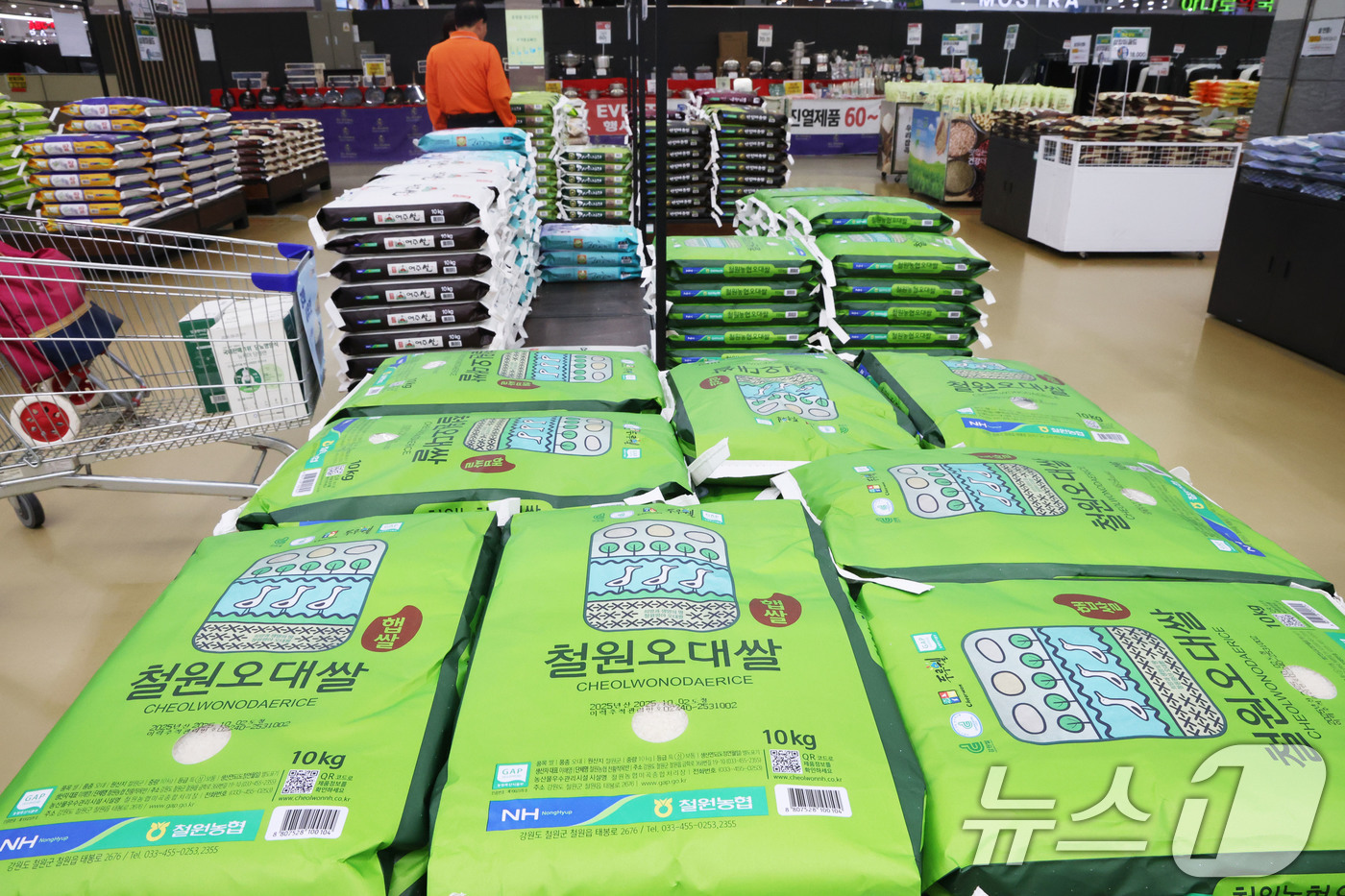 (서울=뉴스1) 이광호 기자 = 쌀값이 급등하고 있는 12일 서울의 한 대형마트를 찾은 시민들이 쌀을 살펴보고 있다.이날 한국농수산식품유통공사(aT) 농산물 유통정보(KAMIS)에 …