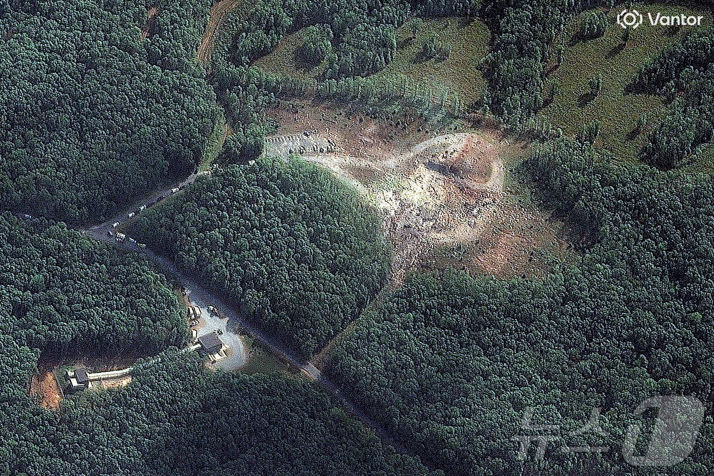 (험프리스 로이터=뉴스1) 강민경 기자 = 미국 테네시주 험프리스 카운티 소재 군수 공장에서 10일 폭발 사고가 발생했다. 사진은 위성사진업체 밴터에서 제공한 것. 2025.10. …