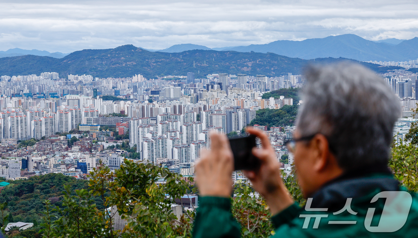 (서울=뉴스1) 안은나 기자 = 서울 아파트값이 4주 연속 상승폭을 키우며 비규제지역 중심으로 과열 현상이 뚜렷해지고 있는 12일 서울 남산에서 관광객들이 도심 전경을 감상하고 있 …