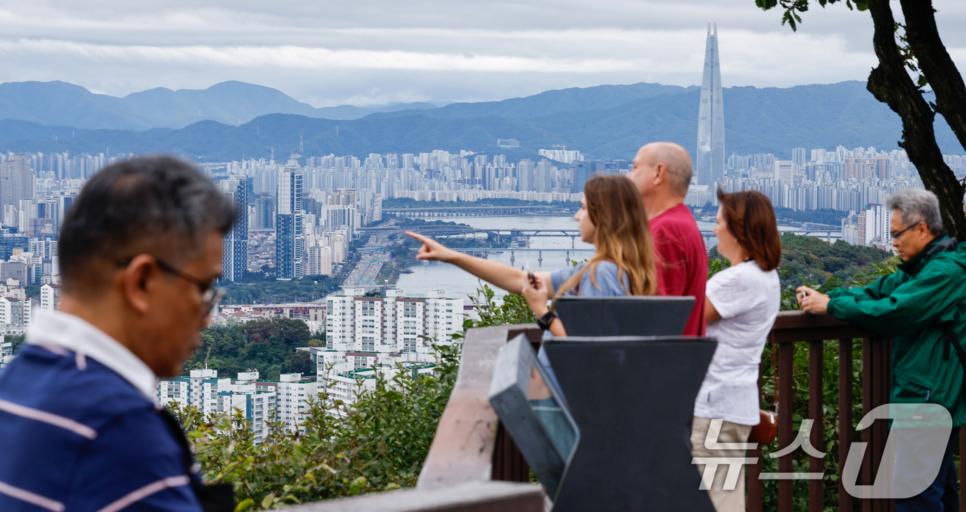 (서울=뉴스1) 안은나 기자 = 서울 아파트값이 4주 연속 상승폭을 키우며 비규제지역 중심으로 과열 현상이 뚜렷해지고 있는 12일 서울 남산에서 외국인 관광객들이 도심 전경을 감상 …