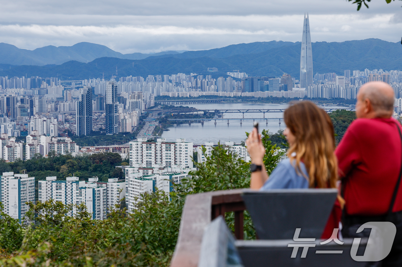 (서울=뉴스1) 안은나 기자 = 서울 아파트값이 4주 연속 상승폭을 키우며 비규제지역 중심으로 과열 현상이 뚜렷해지고 있는 12일 서울 남산에서 외국인 관광객들이 도심 전경을 감상 …