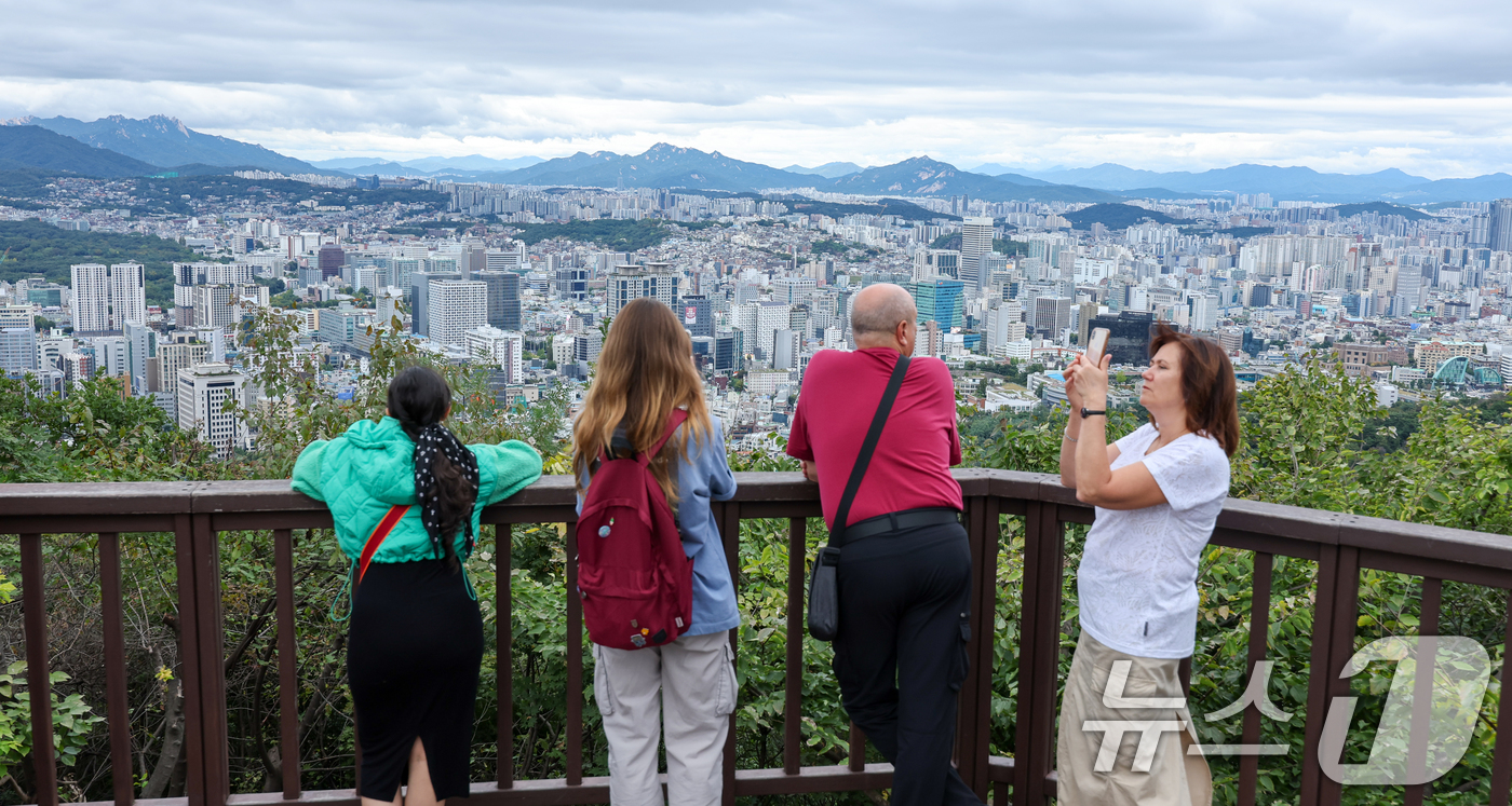 (서울=뉴스1) 안은나 기자 = 서울 아파트값이 4주 연속 상승폭을 키우며 비규제지역 중심으로 과열 현상이 뚜렷해지고 있는 12일 서울 남산에서 외국인 관광객들이 도심 전경을 감상 …