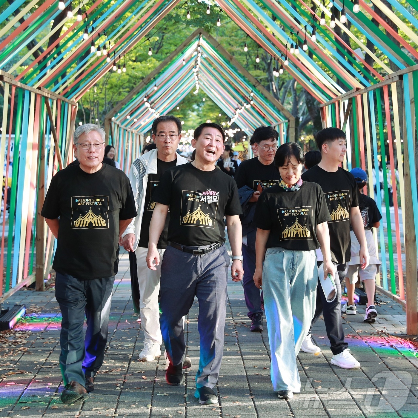 (대전=뉴스1) 김기태 기자 = 서철모 대전 서구청장이 지난 11일 대전 서구 샘머리공원과 보라매공원 일대에서 열린 2025 아트페스티벌 축제장을 둘러보고 있다.‘너의 폼을 뽐내봐 …