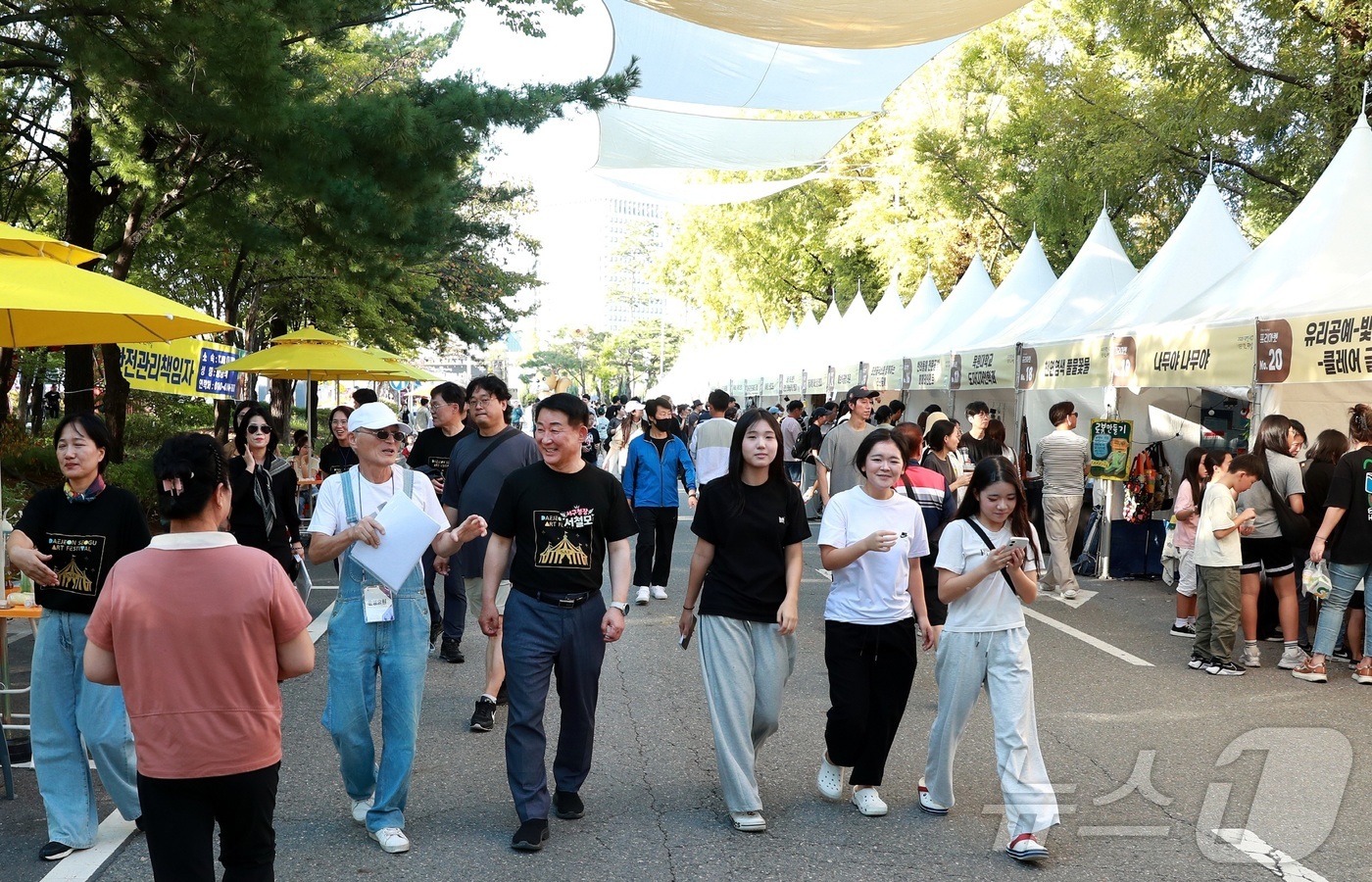 (대전=뉴스1) 김기태 기자 = 서철모 대전 서구청장이 지난 11일 대전 서구 샘머리공원과 보라매공원 일대에서 열린 2025 아트페스티벌 축제장을 둘러보고 있다.‘너의 폼을 뽐내봐 …