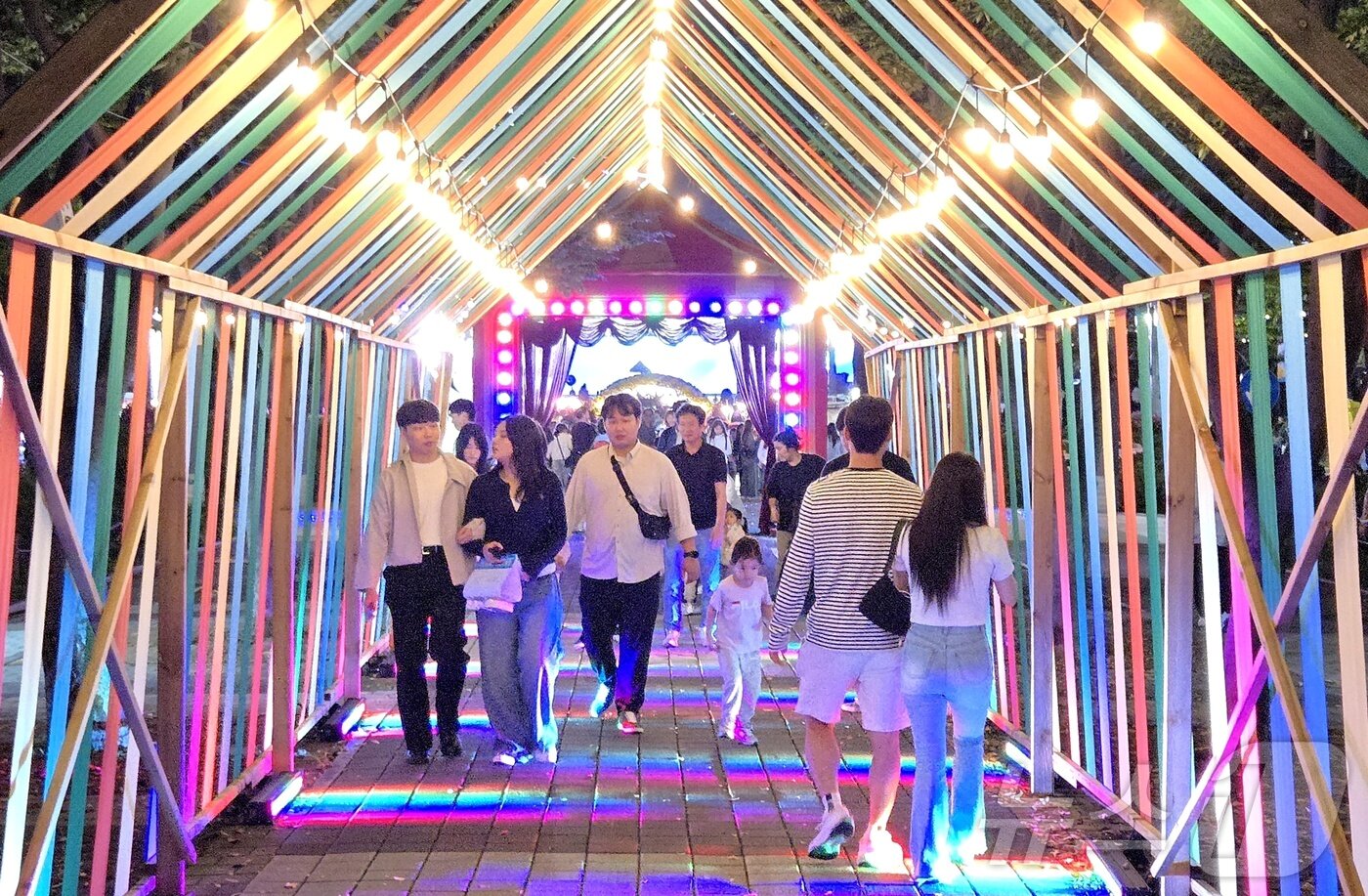 본문 이미지 - 지난 11일 대전 서구 샘머리공원과 보라매공원 일대에서 열린 2025 아트페스티벌 축제장에서 시민들이 즐거운 시간을 보내고 있다. ‘너의 폼을 뽐내봐!’를 주제로 열린 이번 축제는 지역과 전국의 예술가 100여 명이 참여한 아트마켓을 비롯해 공연과 체험 프로그램 등 다채로운 볼거리로 구성됐다.(서구 제공. 재판매 및 DB금지) 2025.10.12/뉴스1 ⓒ News1 김기태 기자