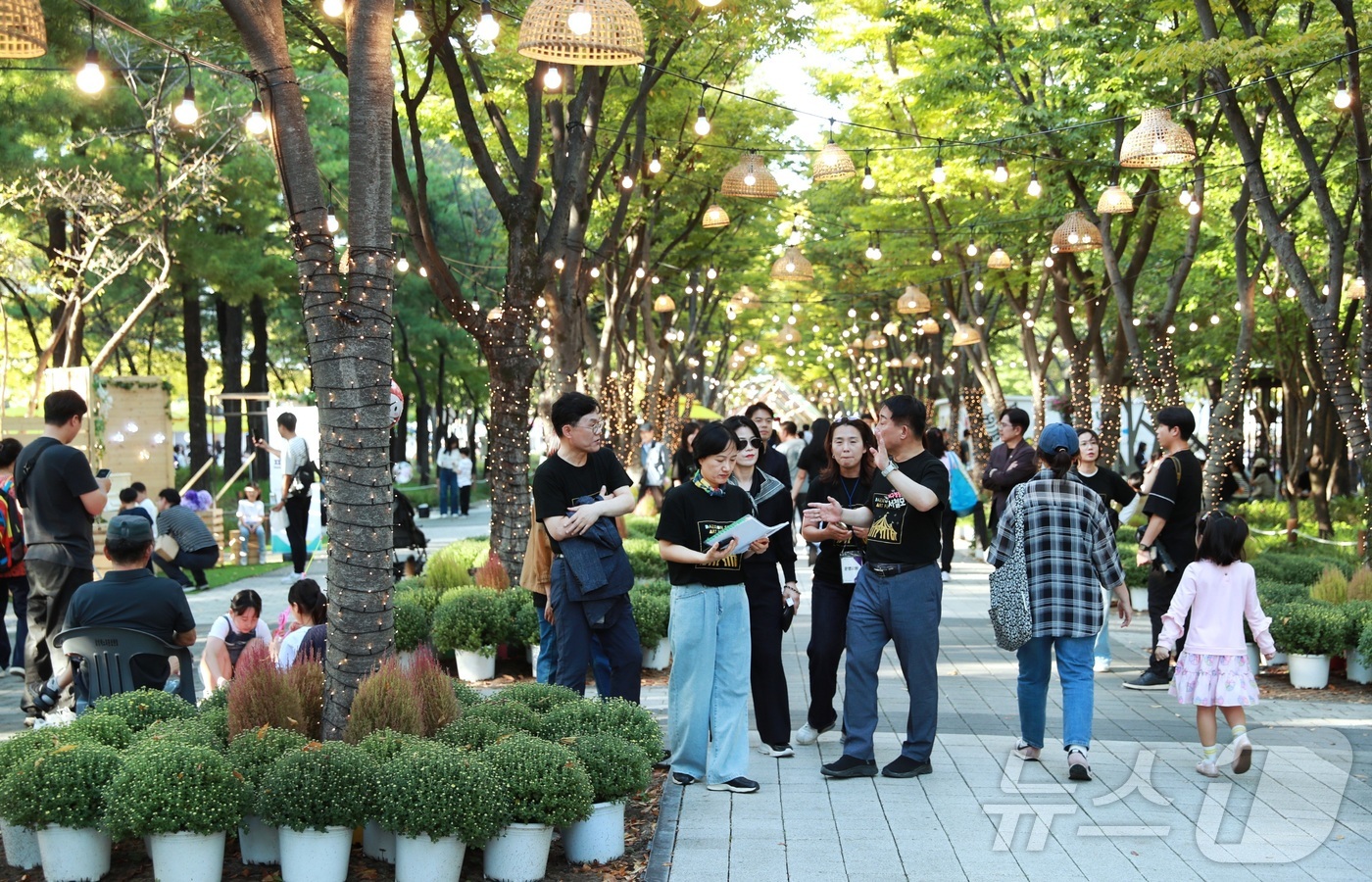 (대전=뉴스1) 김기태 기자 = 서철모 대전 서구청장이 지난 11일 대전 서구 샘머리공원과 보라매공원 일대에서 열린 2025 아트페스티벌 축제장을 둘러보고 있다. ‘너의 폼을 뽐내 …