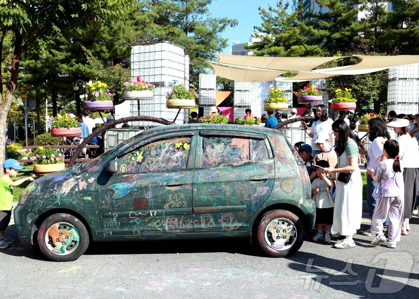 본문 이미지 - 지난 11일 대전 서구 샘머리공원과 보라매공원 일대에서 열린 2025 아트페스티벌 축제장에서 시민들이 즐거운 시간을 보내고 있다. ‘너의 폼을 뽐내봐!’를 주제로 열린 이번 축제는 지역과 전국의 예술가 100여 명이 참여한 아트마켓을 비롯해 공연과 체험 프로그램 등 다채로운 볼거리로 구성됐다. (서구 제공. 재판매 및 DB금지) 2025.10.12/뉴스1 ⓒ News1 김기태 기자