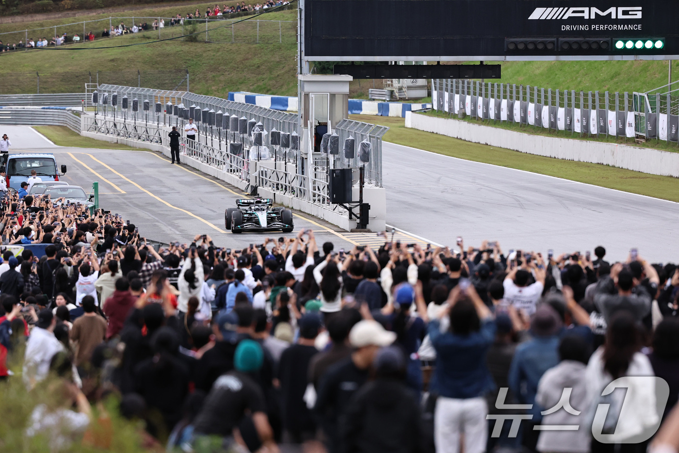 (용인=뉴스1) 구윤성 기자 = 메르세데스-AMG 페트로나스 소속 F1드라이버 발테리 보타스가 12일 오후 경기 용인에버랜드 스피드웨이에서 열린 쇼런 행사 ‘피치스 런 유니버스 2 …