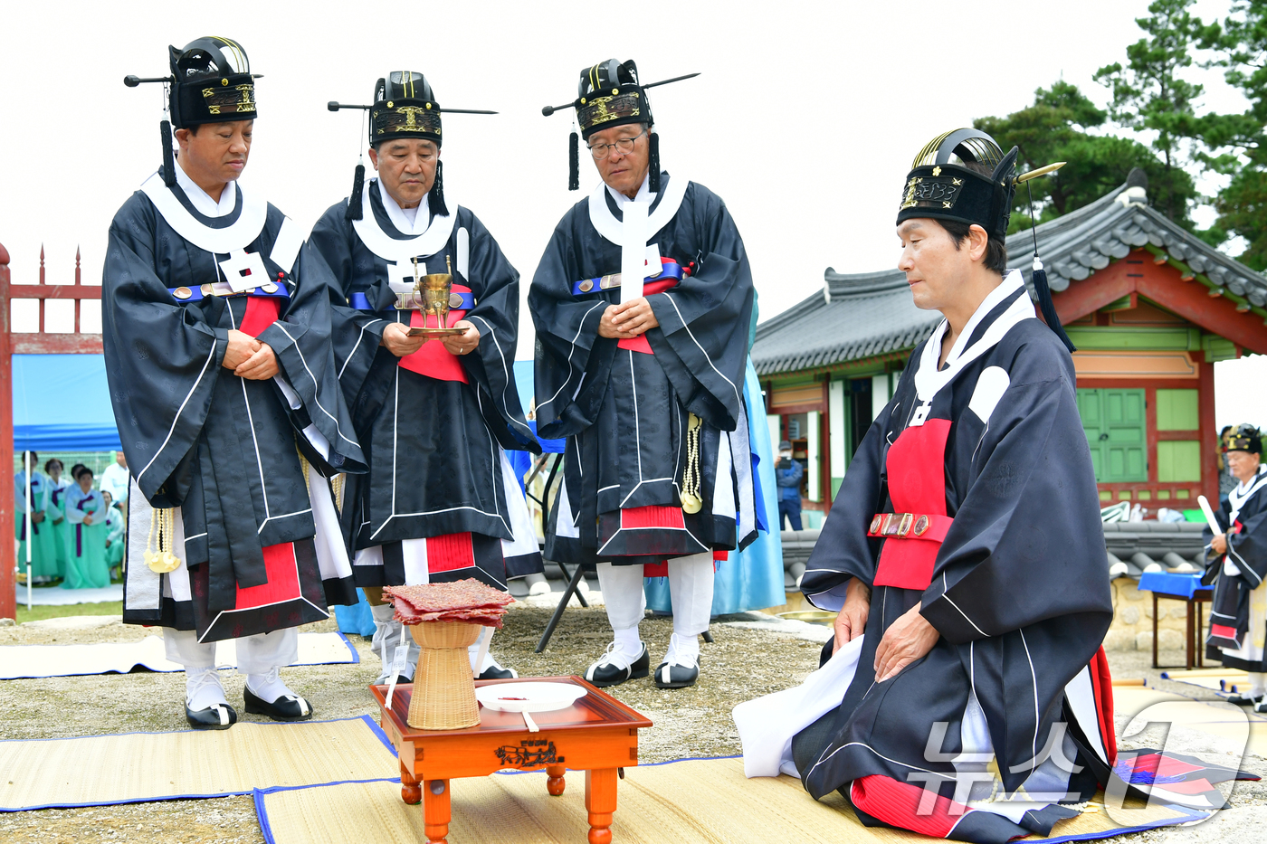 (경산=뉴스1) 정우용 기자 = 조현일 경산시장이 12일 경북 경산시 삼성현 역사문화공원내 사직단에서 열린 전통 사직제에서 초헌관을 맡아 봉행하고 있다.(경산시 제공. 재판매 및 …