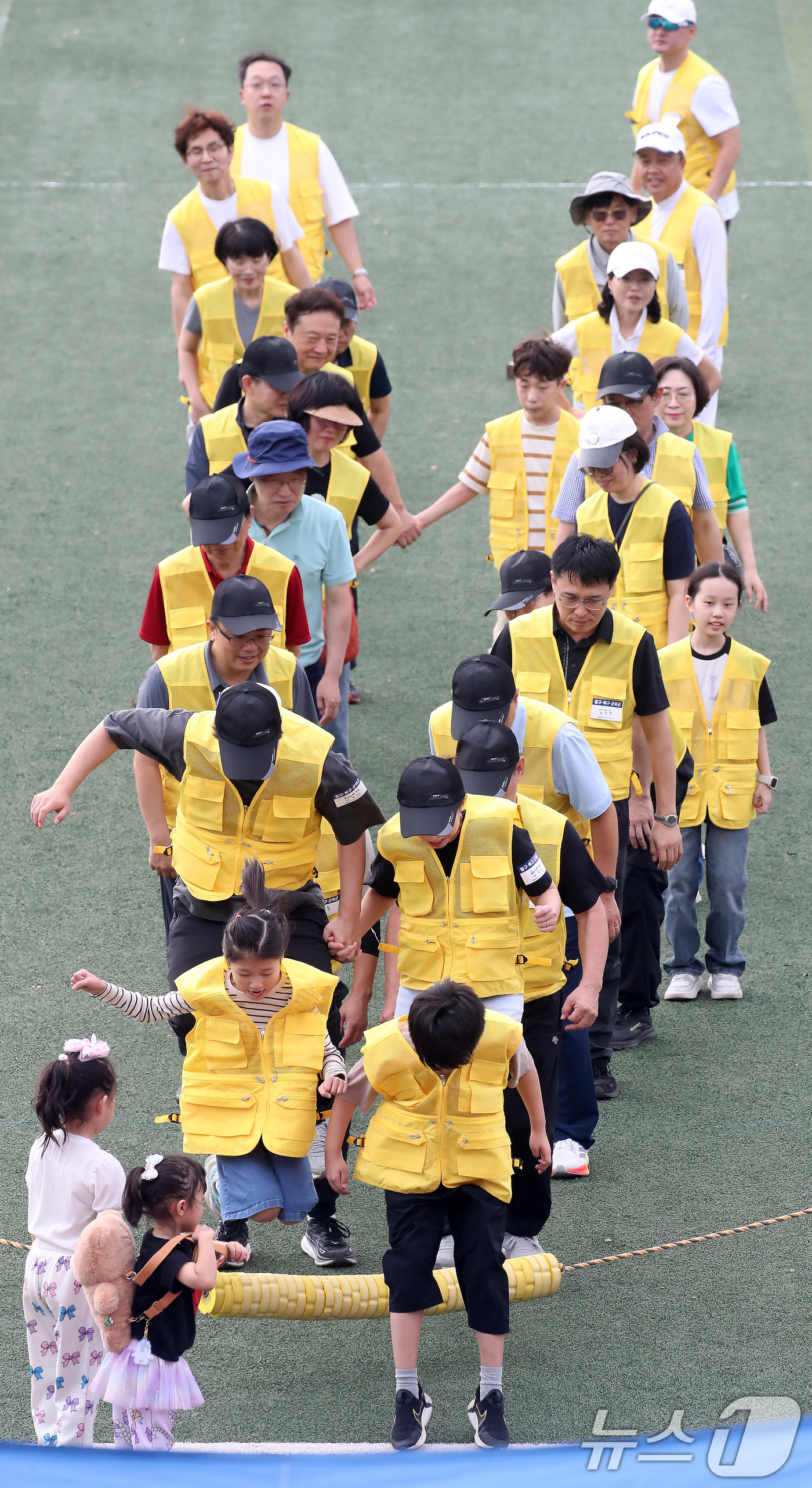 (대구=뉴스1) 공정식 기자 = 12일 오전 대구 달서구 계명대 성서캠퍼스에서 열린 '제36회 대구시 의사의 날' 기념행사에 참여한 의사와 가족들이 단체게임을 즐기고 있다.이 행사 …