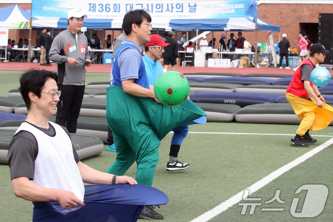 (대구=뉴스1) 공정식 기자 = 12일 오전 대구 달서구 계명대 성서캠퍼스에서 열린 '제36회 대구시 의사의 날' 기념행사에 참여한 의사와 가족들이 단체게임을 즐기고 있다.이 행사 …