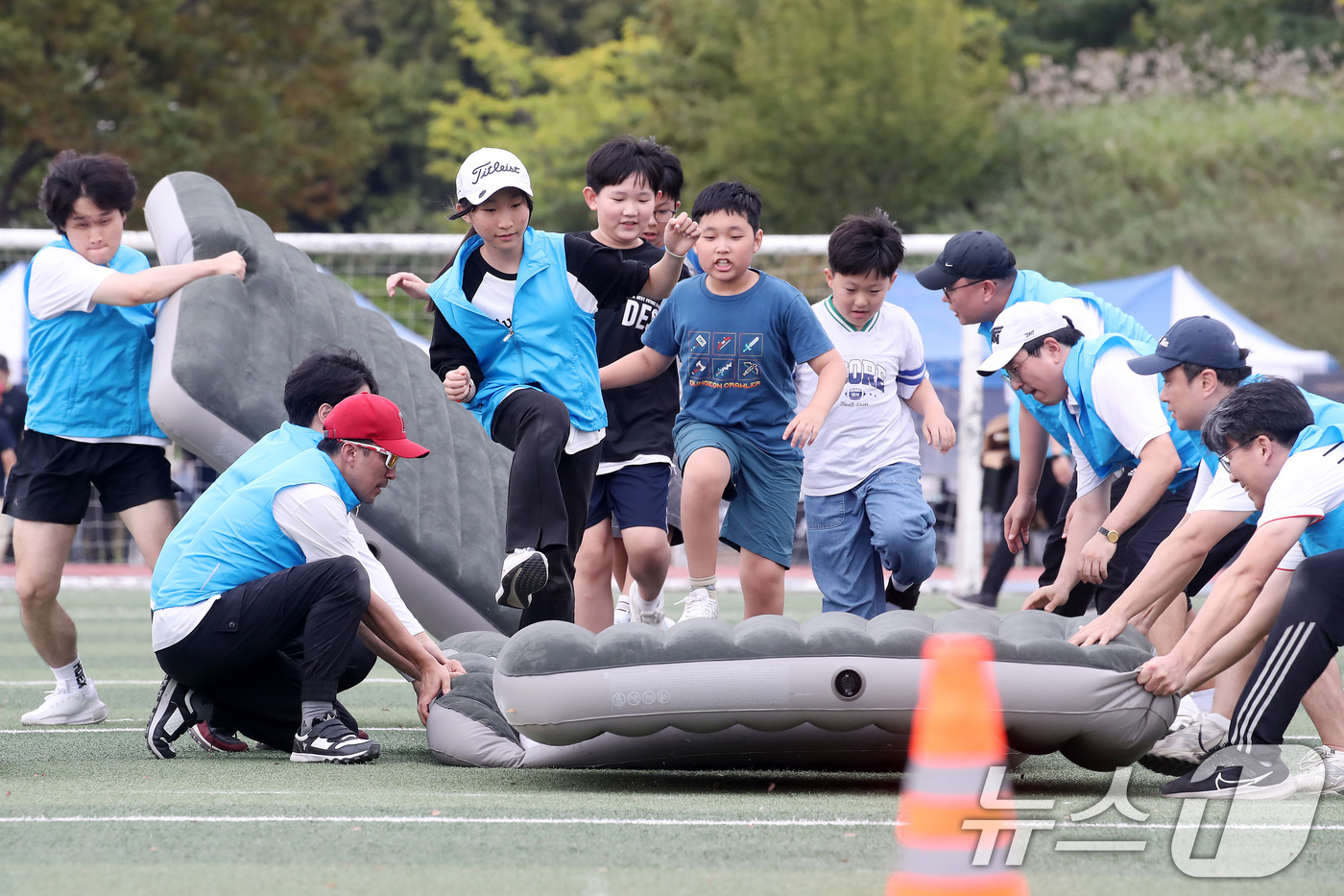 (대구=뉴스1) 공정식 기자 = 12일 오전 대구 달서구 계명대 성서캠퍼스에서 열린 '제36회 대구시 의사의 날' 기념행사에 참여한 의사와 가족들이 단체게임을 즐기고 있다.이 행사 …