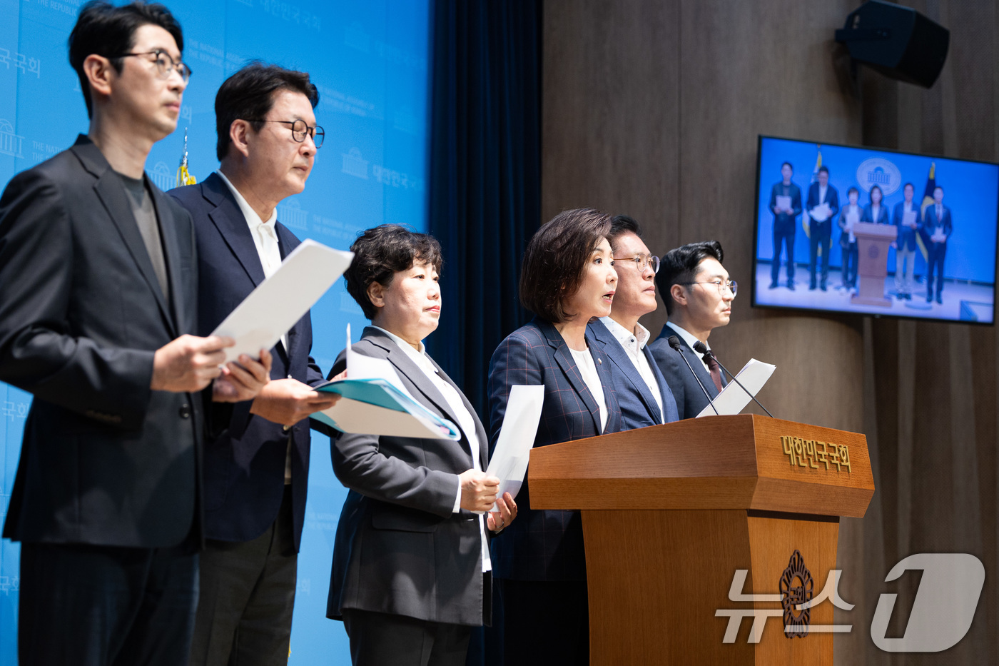 (서울=뉴스1) 유승관 기자 = 국회 법제사법위원회 나경원 의원을 비롯한 국민의힘 법사위원들이 12일 서울 여의도 국회 소통관에서 법사위의 대법원 등에 대한 국정감사를 앞두고 기자 …