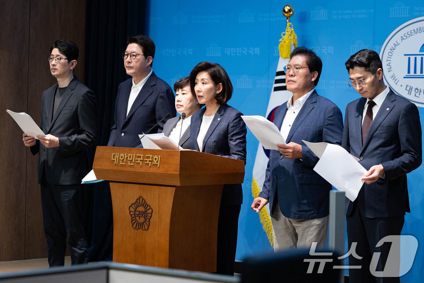 (서울=뉴스1) 유승관 기자 = 국회 법제사법위원회 나경원 의원을 비롯한 국민의힘 법사위원들이 12일 서울 여의도 국회 소통관에서 법사위의 대법원 등에 대한 국정감사를 앞두고 기자 …