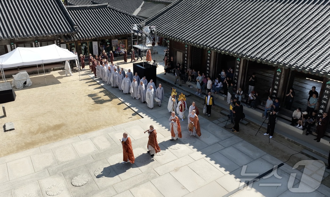 (구례=뉴스1) = 대한불교조계종 19교구 지리산 대화엄사가 주최한 제21회 화엄문화제가 3일 간의 일정을 마치고 성대하게 종료됐다.우석교구장스님은 2025, 제21회 화엄문화제를 …