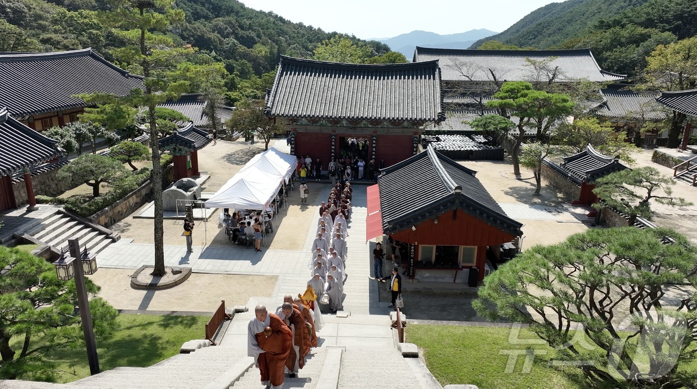(구례=뉴스1) = 대한불교조계종 19교구 지리산 대화엄사가 주최한 제21회 화엄문화제가 3일 간의 일정을 마치고 성대하게 종료됐다.우석교구장스님은 2025, 제21회 화엄문화제를 …