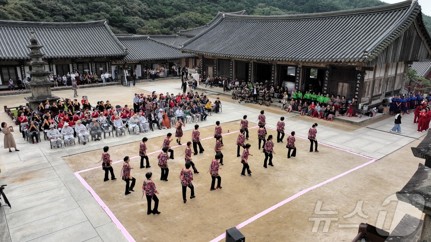 (구례=뉴스1) = 대한불교조계종 19교구 지리산 대화엄사가 주최한 제21회 화엄문화제가 3일 간의 일정을 마치고 성대하게 종료됐다.우석교구장스님은 2025, 제21회 화엄문화제를 …