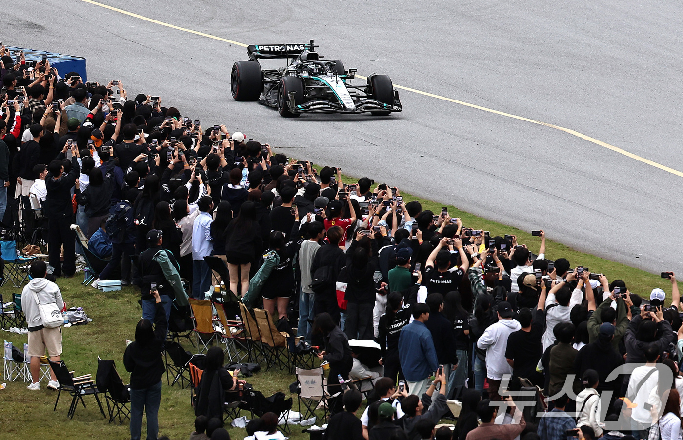 (용인=뉴스1) 구윤성 기자 = 메르세데스-AMG 페트로나스 소속 F1드라이버 발테리 보타스가 12일 오후 경기 용인 에버랜드 AMG 스피드웨이에서 열린 쇼런 행사 ‘피치스 런 유 …