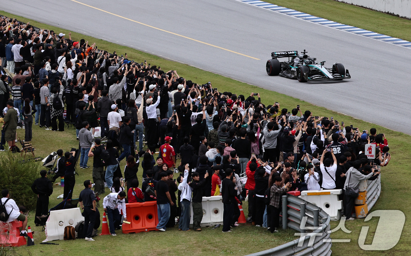 (용인=뉴스1) 구윤성 기자 = 메르세데스-AMG 페트로나스 소속 F1드라이버 발테리 보타스가 12일 오후 경기 용인시 에버랜드 AMG 스피드웨이에서 열린 쇼런 행사 '피치스 런 …