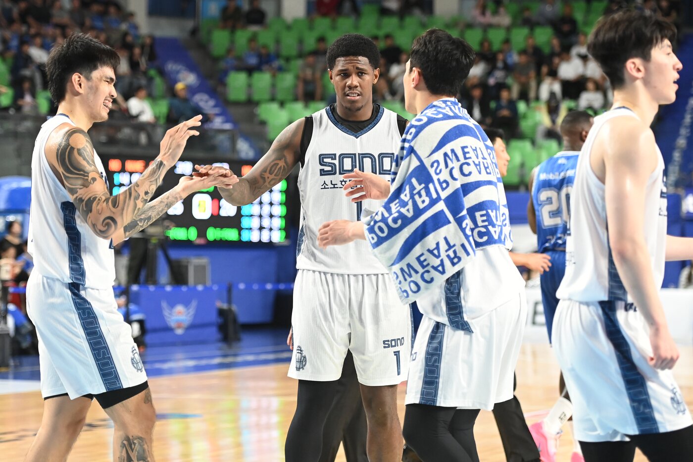 본문 이미지 - 고양 소노 나이트가 12일 대구 한국가스공사와 경기에서 동료들과 하이파이브를 하고 있다.&#40;KBL 제공&#41;