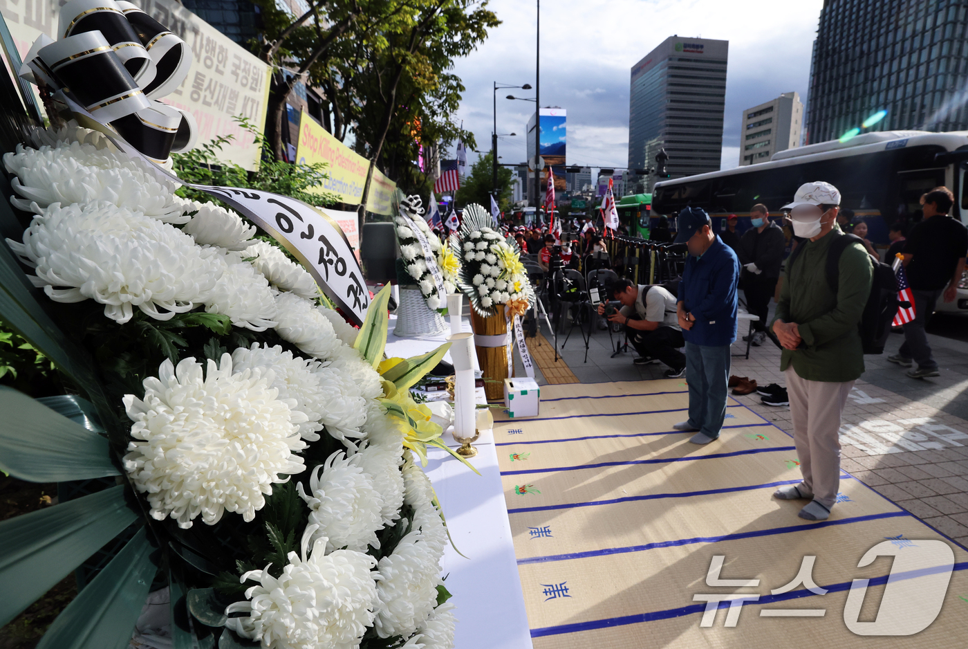 (서울=뉴스1) 오대일 기자 = 12일 오후 서울 종로구 광화문 김건희 특검 사무실 앞에 김건희 여사 일가의 ‘양평 공흥지구 개발 특혜’ 의혹과 관련해 민중기 특별검사의 조사를 받 …