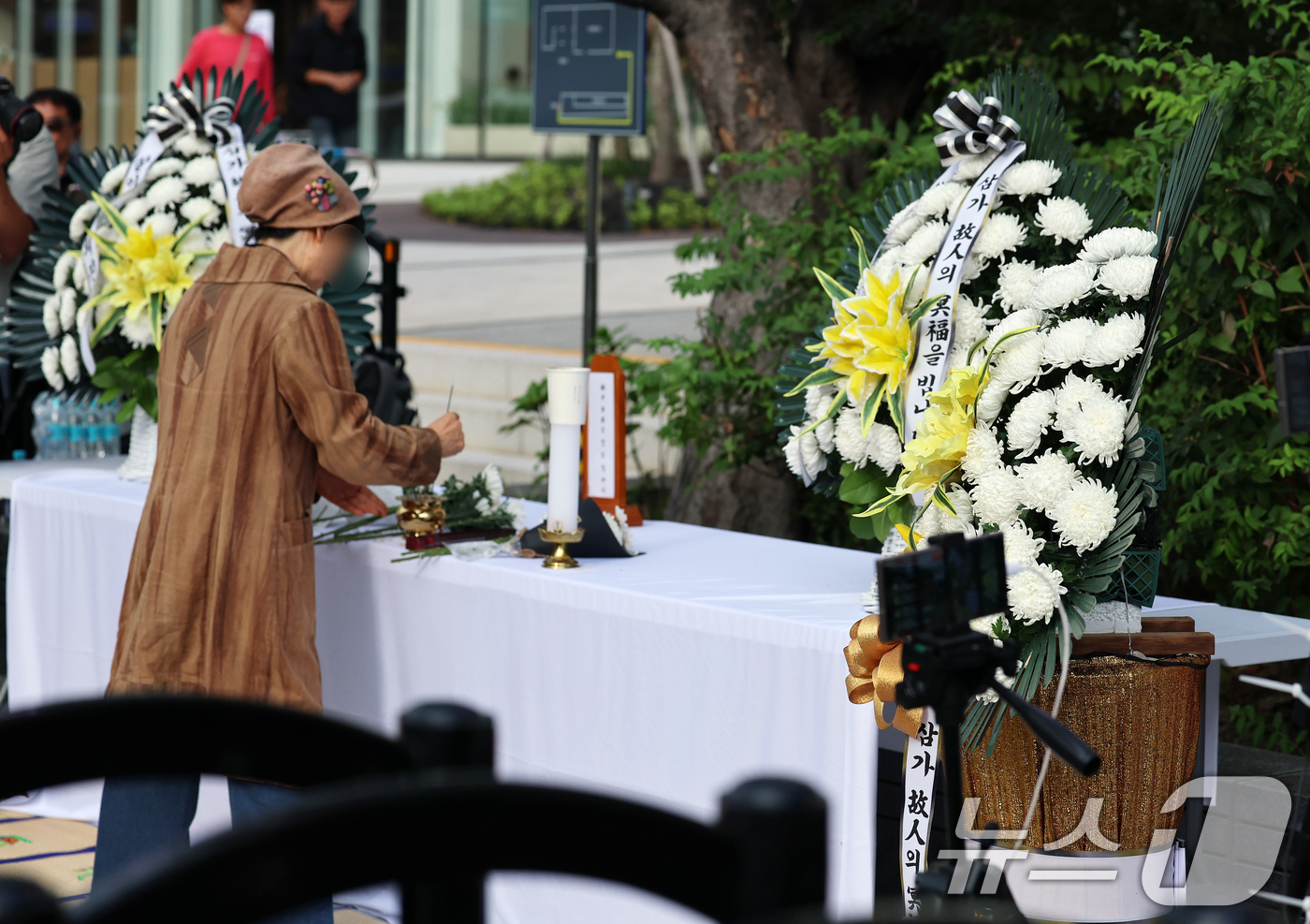 (서울=뉴스1) 오대일 기자 = 12일 오후 서울 종로구 광화문 김건희 특검 사무실 앞에 김건희 여사 일가의 ‘양평 공흥지구 개발 특혜’ 의혹과 관련해 민중기 특별검사의 조사를 받 …