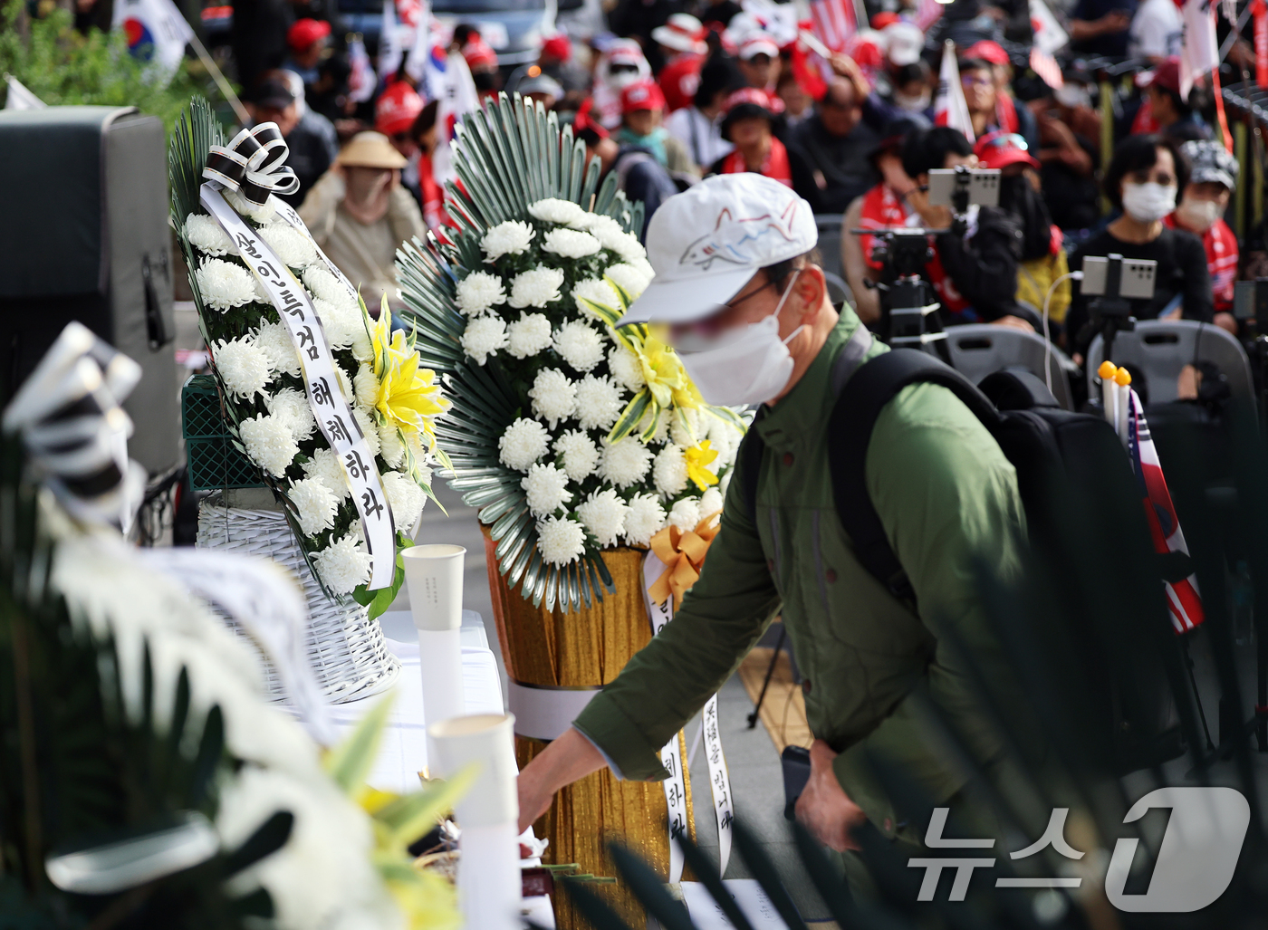 (서울=뉴스1) 오대일 기자 = 12일 오후 서울 종로구 광화문 김건희 특검 사무실 앞에 김건희 여사 일가의 ‘양평 공흥지구 개발 특혜’ 의혹과 관련해 민중기 특별검사의 조사를 받 …