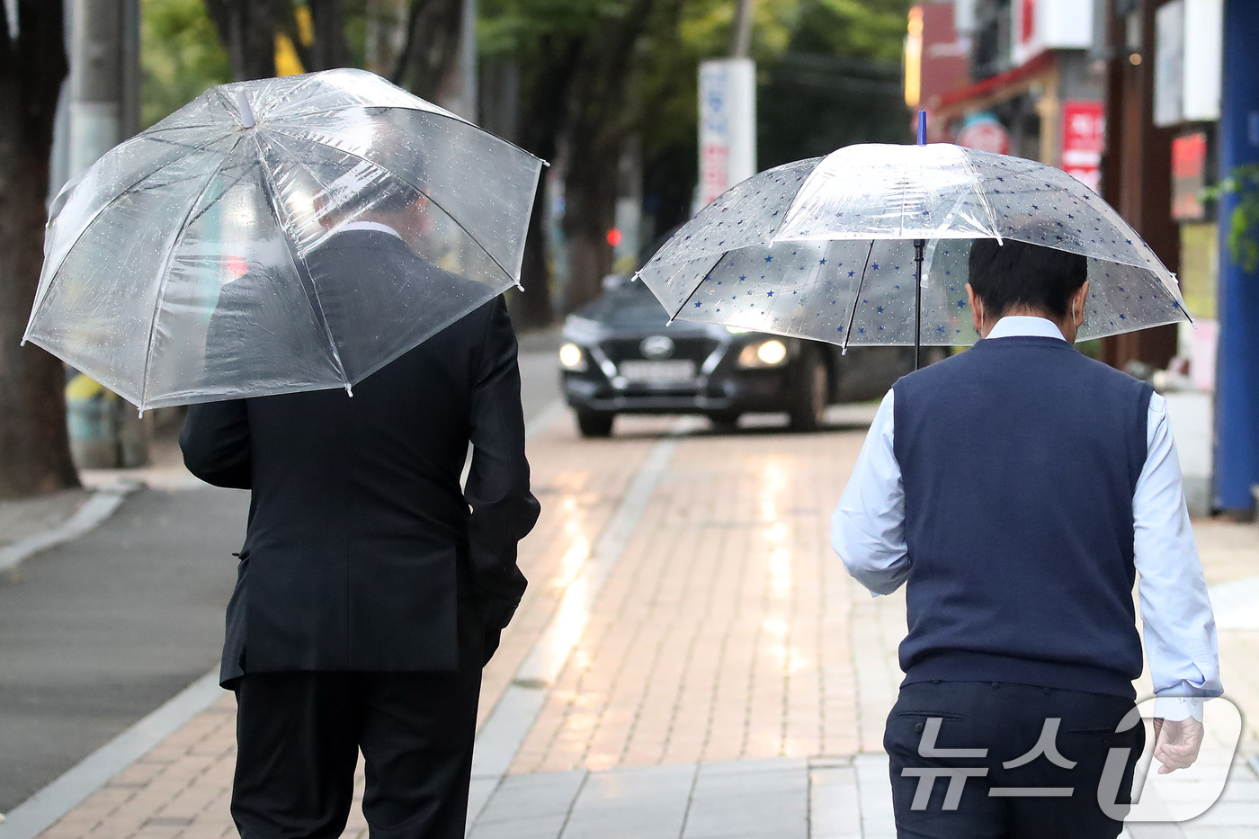 (대구=뉴스1) 공정식 기자 = 12일 오후 흐리고 비가 내리는 대구 수성구 달구벌대로에서 우산을 쓴 시민들이 발걸음을 재촉하고 있다. 2025.10.12/뉴스1