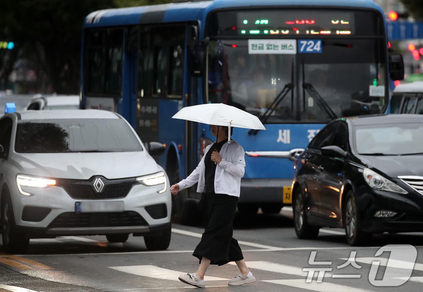 (대구=뉴스1) 공정식 기자 = 12일 오후 흐리고 비가 내리는 대구 수성구 달구벌대로에서 우산을 쓴 시민들이 발걸음을 재촉하고 있다. 2025.10.12/뉴스1
