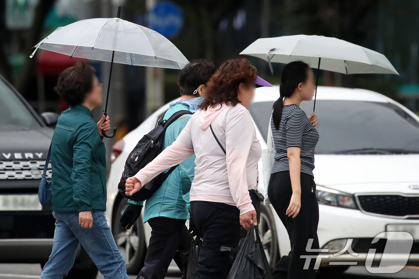 (대구=뉴스1) 공정식 기자 = 12일 오후 흐리고 비가 내리는 대구 수성구 달구벌대로에서 우산을 쓴 시민들이 발걸음을 재촉하고 있다. 2025.10.12/뉴스1