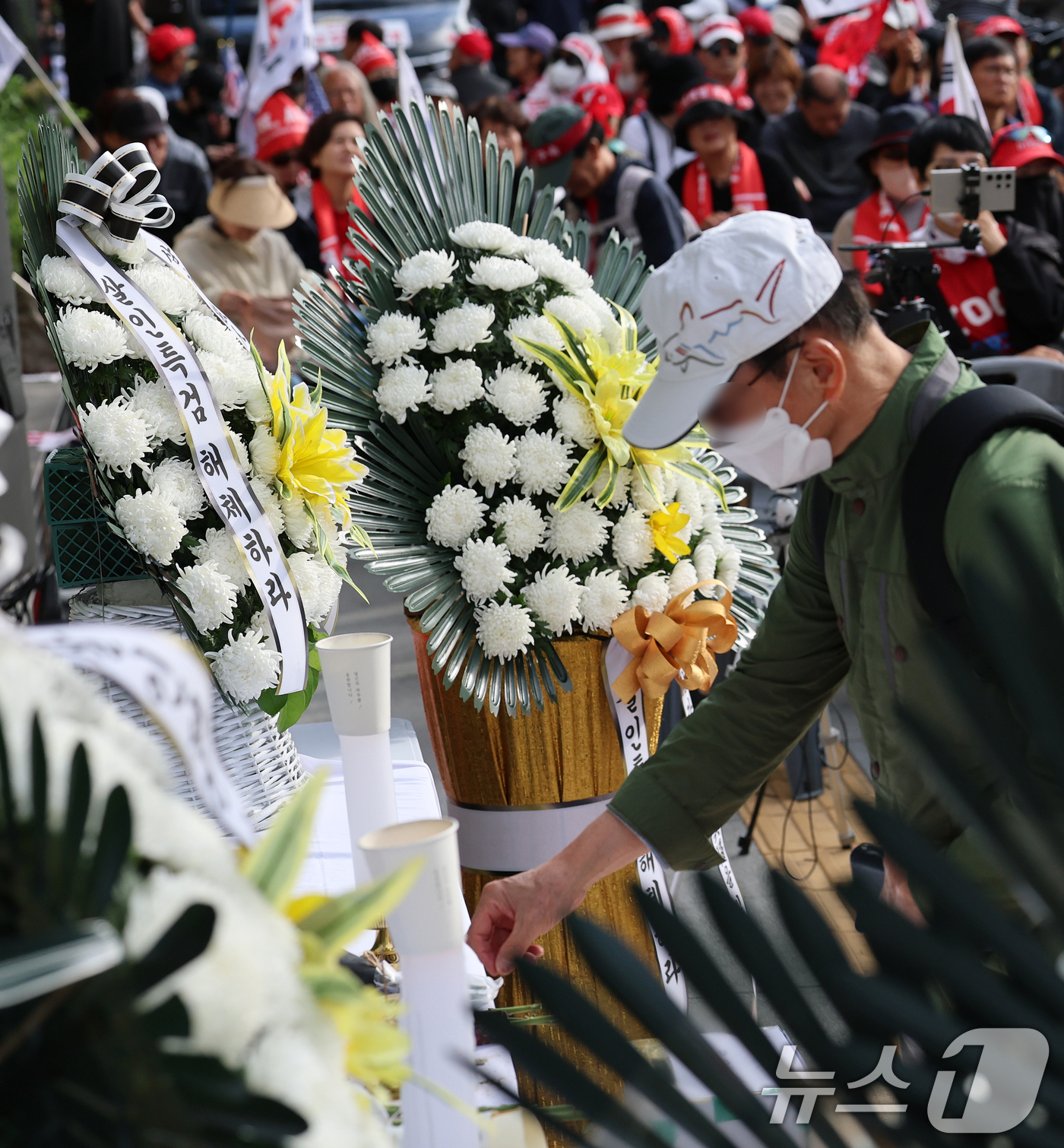 (서울=뉴스1) 오대일 기자 = 12일 오후 서울 종로구 광화문 김건희 특검 사무실 앞에 김건희 여사 일가의 ‘양평 공흥지구 개발 특혜’ 의혹과 관련해 민중기 특별검사의 조사를 받 …