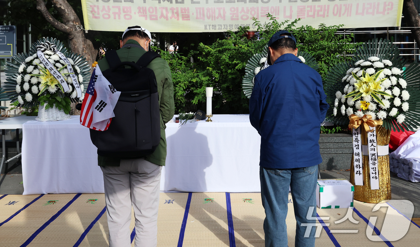 (서울=뉴스1) 오대일 기자 = 12일 오후 서울 종로구 광화문 김건희 특검 사무실 앞에 김건희 여사 일가의 ‘양평 공흥지구 개발 특혜’ 의혹과 관련해 민중기 특별검사의 조사를 받 …