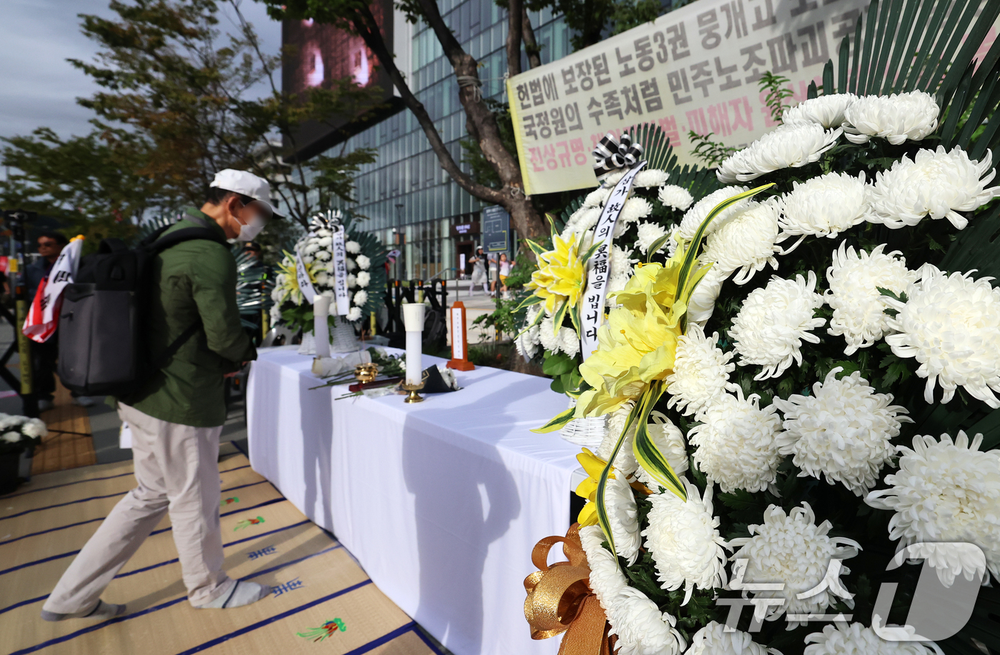 (서울=뉴스1) 오대일 기자 = 12일 오후 서울 종로구 광화문 김건희 특검 사무실 앞에 김건희 여사 일가의 ‘양평 공흥지구 개발 특혜’ 의혹과 관련해 민중기 특별검사의 조사를 받 …