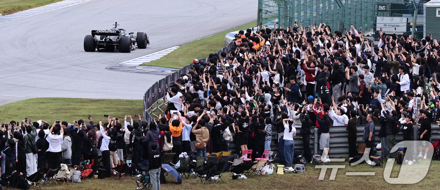 본문 이미지 - 메르세데스-AMG 페트로나스 소속 F1드라이버 발테리 보타스가 12일 오후 경기 용인 에버랜드 AMG 스피드웨이에서 열린 쇼런 행사 ‘피치스 런 유니버스 2025‘에서 메르세데스-AMG F1 W13 E 퍼포먼스를 타고 서킷을 질주하고 있다. 2025.10.12/뉴스1 ⓒ News1 구윤성 기자