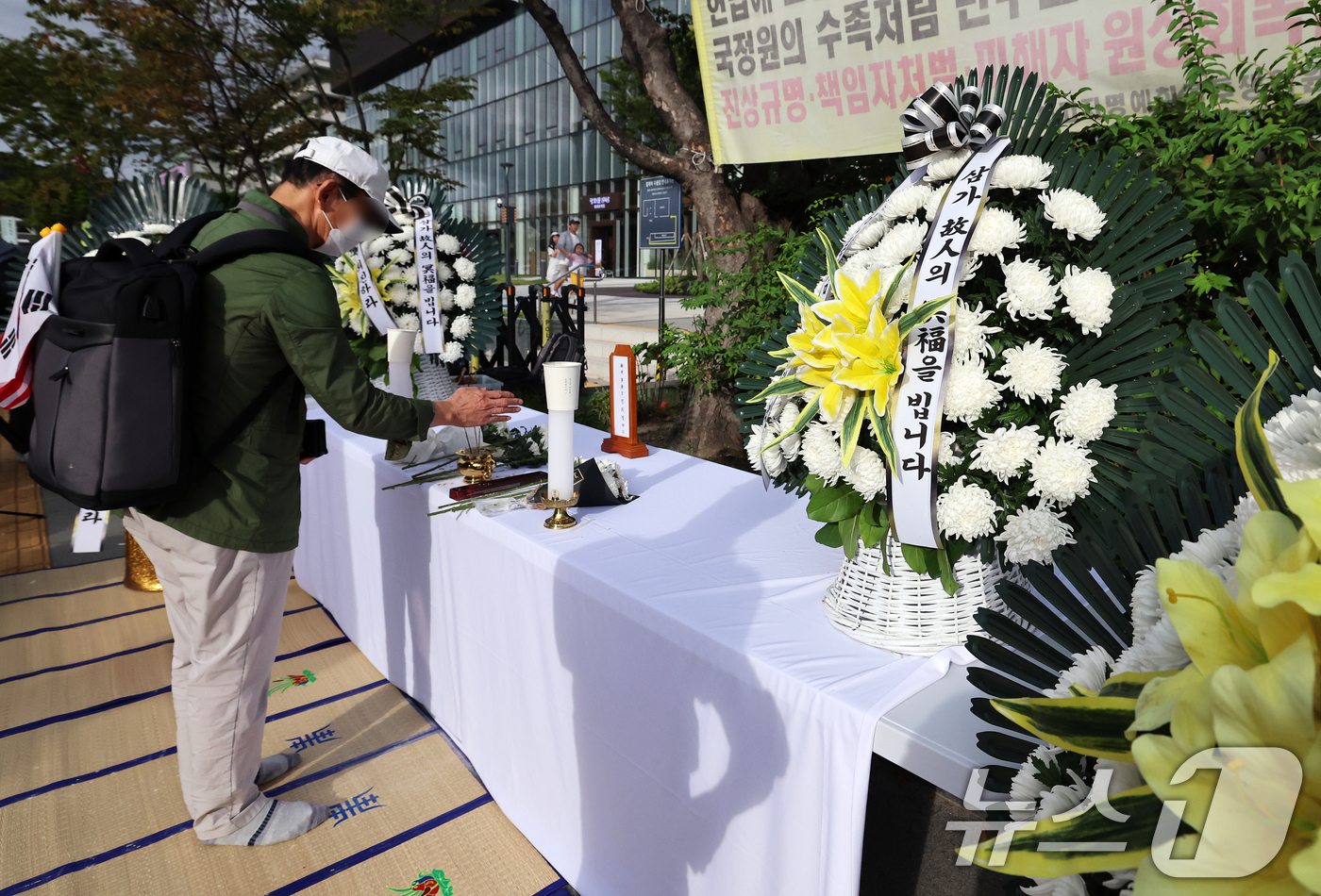 (서울=뉴스1) 오대일 기자 = 12일 오후 서울 종로구 광화문 김건희 특검 사무실 앞에 김건희 여사 일가의 ‘양평 공흥지구 개발 특혜’ 의혹과 관련해 민중기 특별검사의 조사를 받 …