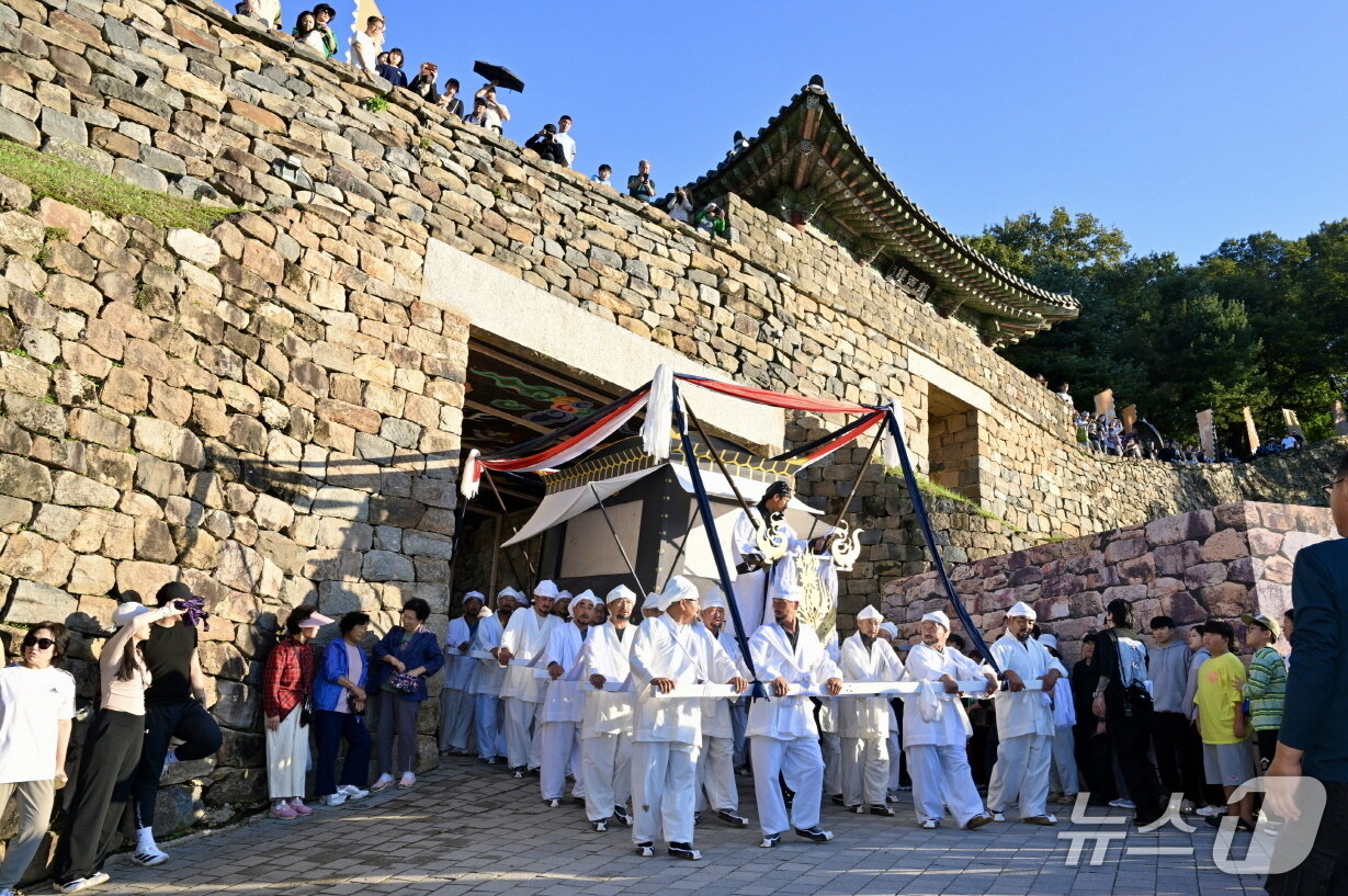 본문 이미지 - 백재 상장례를 현대적으로 재현한 '무령왕의 길' 퍼레이드(공주시 제공) /뉴스1