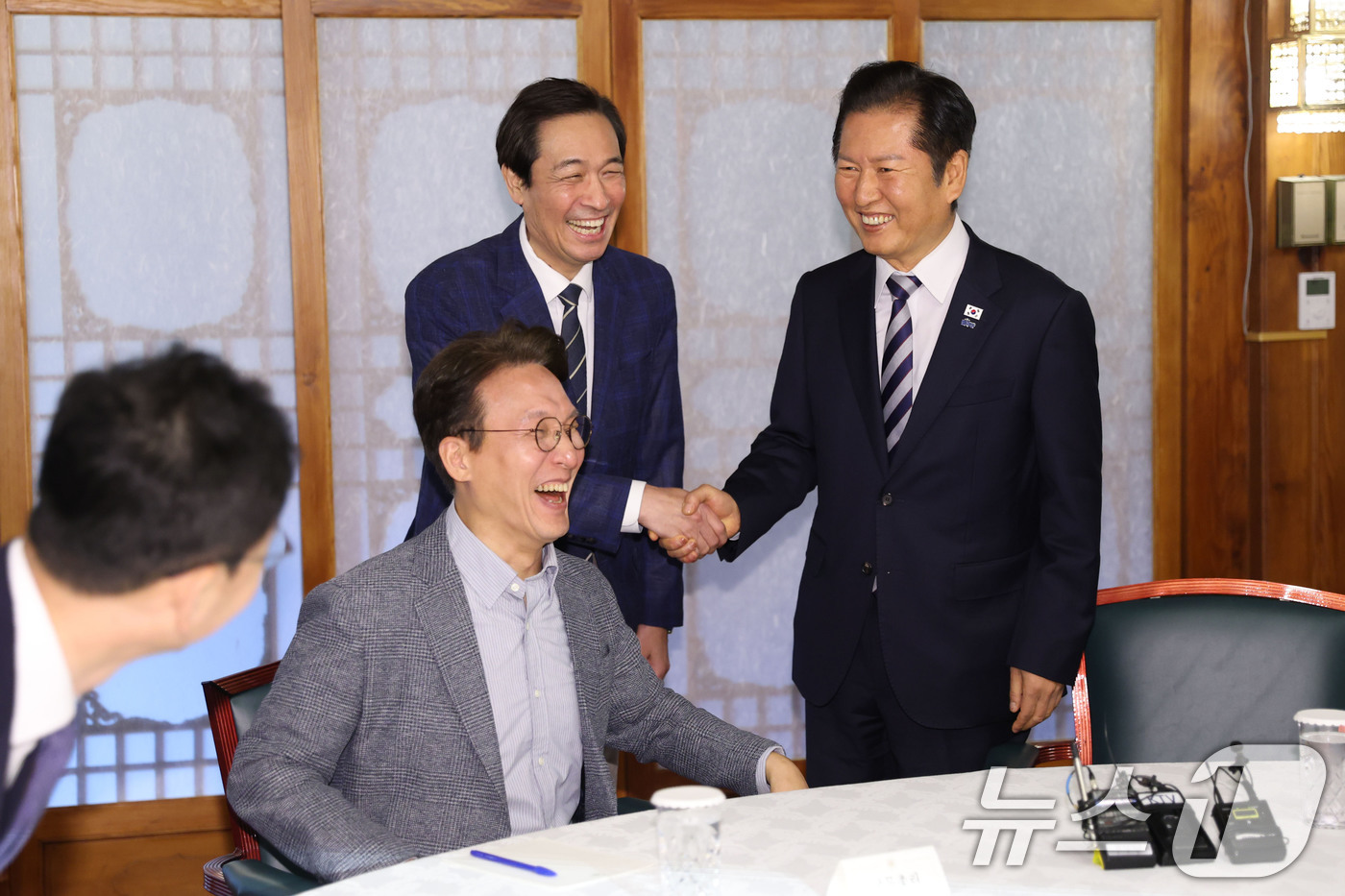 (서울=뉴스1) 안은나 기자 = 정청래 더불어민주당 대표와 우상호 정무수석이 12일 오후 서울 종로구 총리공관에서 열린 제4차 고위당정협의회에 참석해 악수하고 있다. (공동취재) …