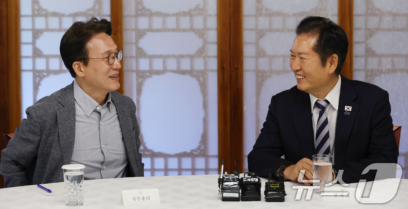 (서울=뉴스1) 안은나 기자 = 김민석 국무총리(왼쪽)와 정청래 더불어민주당 대표가 12일 오후 서울 종로구 총리공관에서 열린 제4차 고위당정협의회에 참석해 대화하고 있다. (공동 …