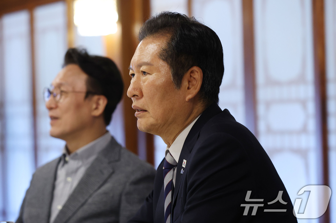 (서울=뉴스1) 안은나 기자 = 정청래 더불어민주당 대표와 김민석 국무총리가 12일 오후 서울 종로구 총리공관에서 열린 제4차 고위당정협의회에서 참석자들과 대화를 나누고 있다. ( …