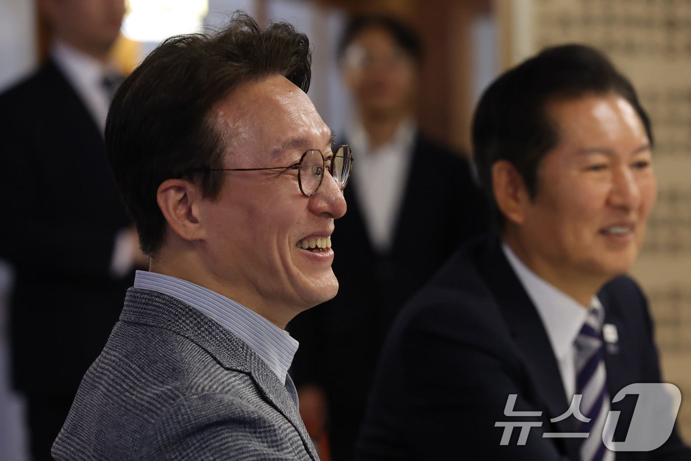 (서울=뉴스1) 안은나 기자 = 김민석 국무총리와 정청래 더불어민주당 대표가 12일 오후 서울 종로구 총리공관에서 열린 제4차 고위당정협의회에서 참석자들과 대화를 나누고 있다. ( …