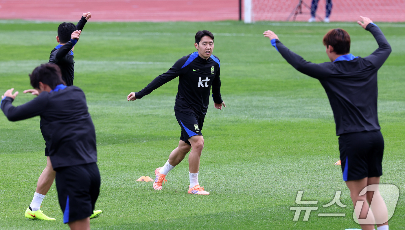 (고양=뉴스1) 박지혜 기자 = 대한민국 남자 축구 국가대표팀 이강인이 파라과이와 A매치 평가전을 앞둔 12일 오후 경기도 고양시 일산서구 고양종합운동장 보조구장에서 훈련을 하고 …