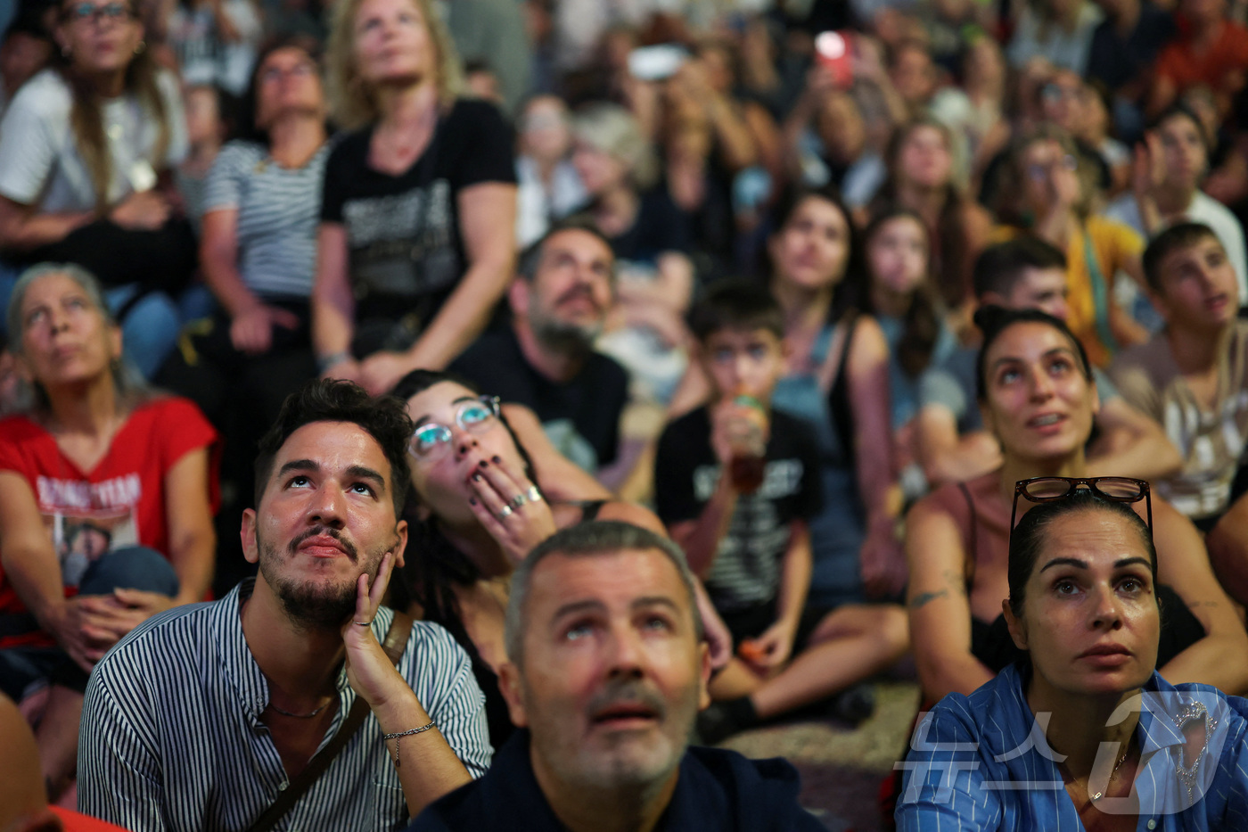 (텔아비브 로이터=뉴스1) 강민경 기자 = 이스라엘과 하마스 간의 휴전이 발효된 이후인 11일, 이스라엘 텔아비브 인질 광장에 사람들이 모이고 있다. 2025.10.11ⓒ 로이터= …